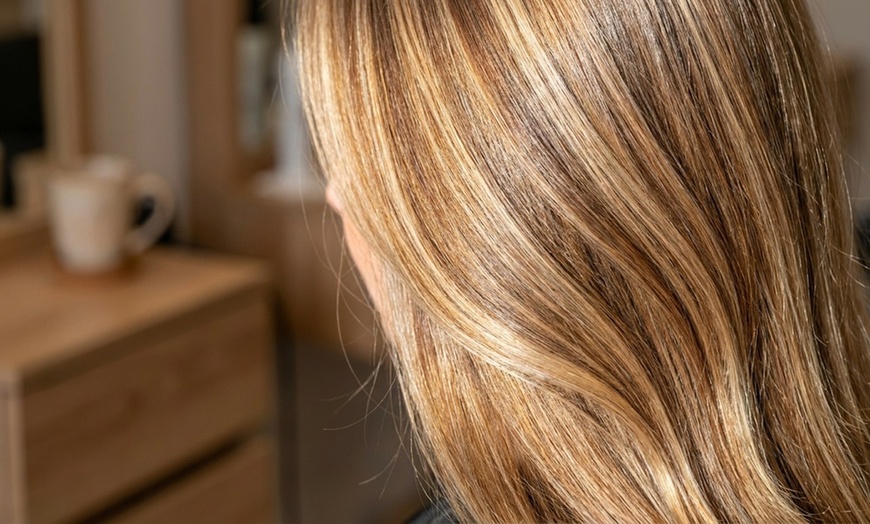 Image 5: Up to 40% Off on Salon - Hair Color / Highlights 