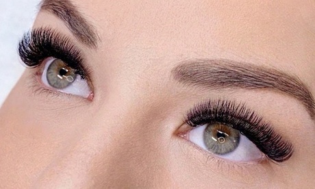 Extensión de pestañas pelo a pelo (20 por ojo) y diseño y depilación de cejas con cera