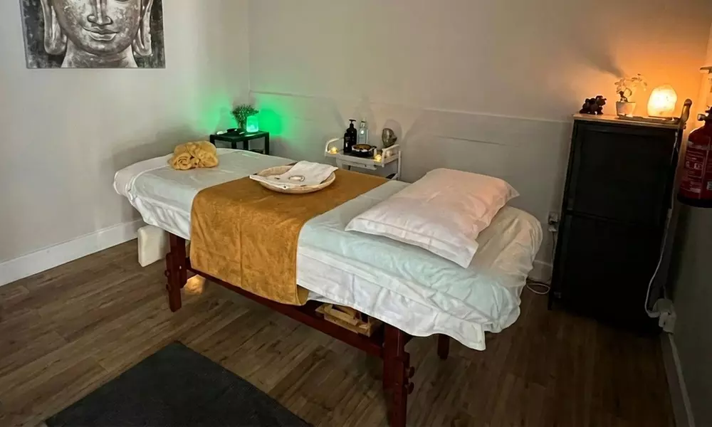 Masaje relajante con aceites esenciales y aromaterapia de 45 o 60 minutos para 1 persona, ahorra hasta un 50% - Primary Image