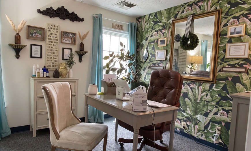 Image 2: Swedish Massage with Express Facial & Aromatherapy Packages