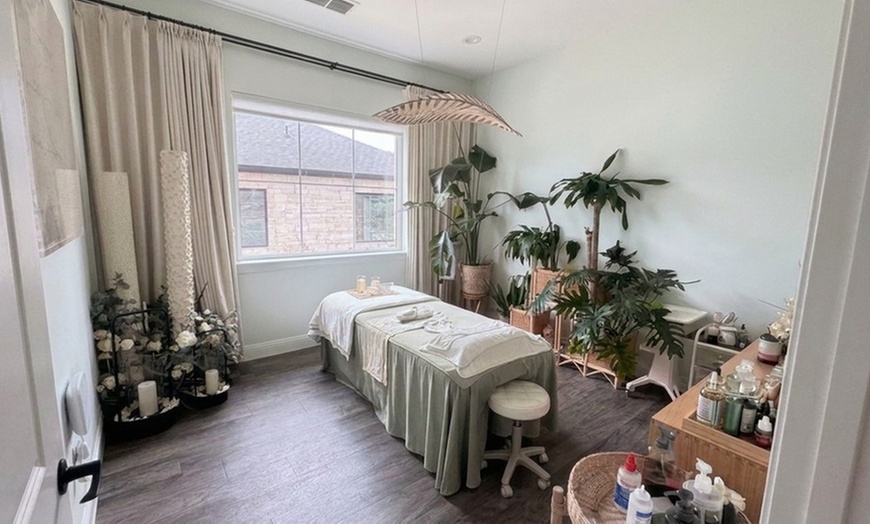 Image 2: Relax with a 60-Minute Swedish Massage & Hot Stones