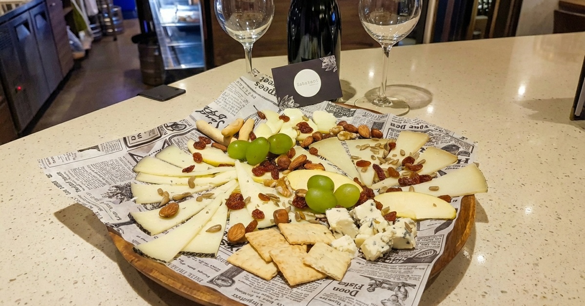 Cata de vinos con tapas y postres en Valencia