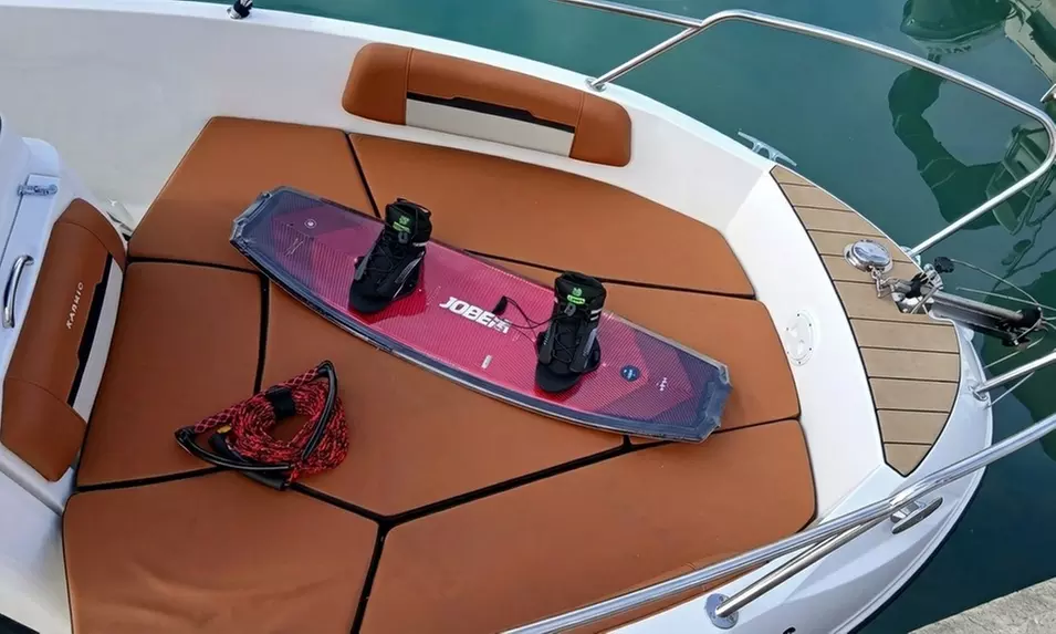 Alquiler de barco privado con licencia y tabla de wakeboard para 6 pax