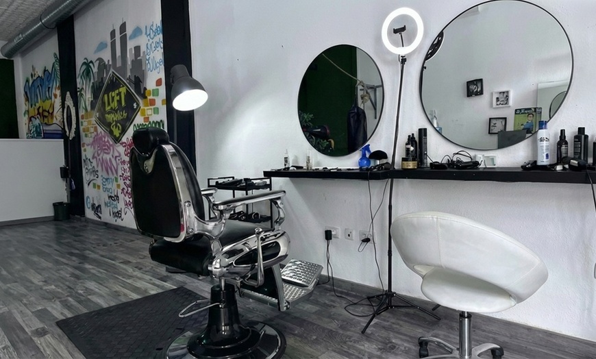 Image 3: Sesión de peluquería con tratamientos a elegir para 1 persona