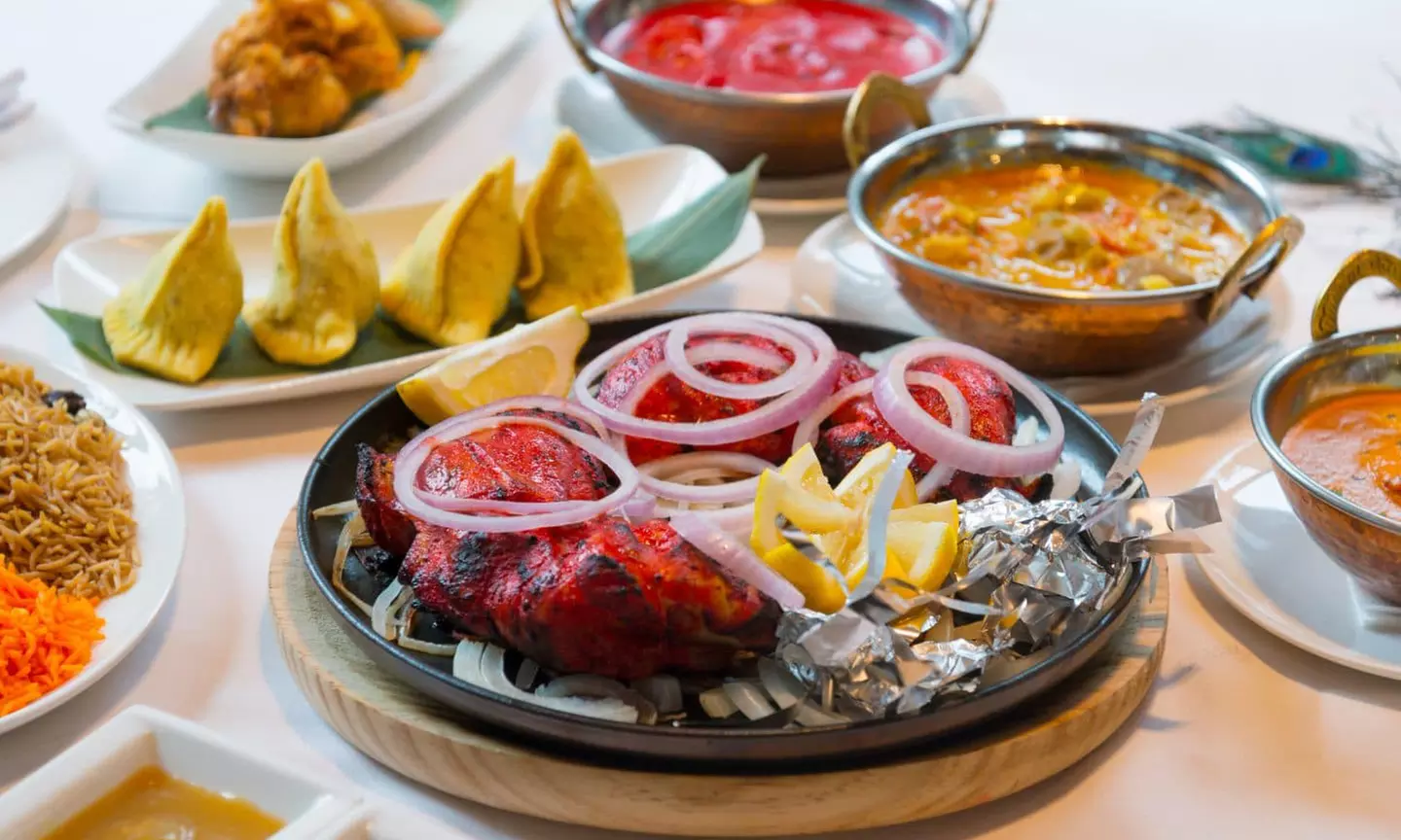 Menú para 2 o 4 personas con aperitivo, entrante, postre y bebida