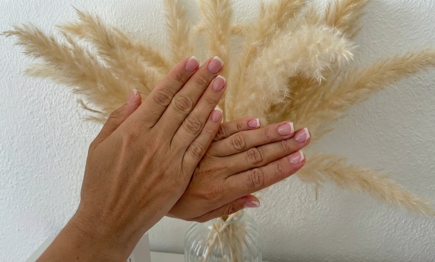 Image 2: Russische Maniküre und/oder Pediküre opt. inkl. Shellack für 1 Person