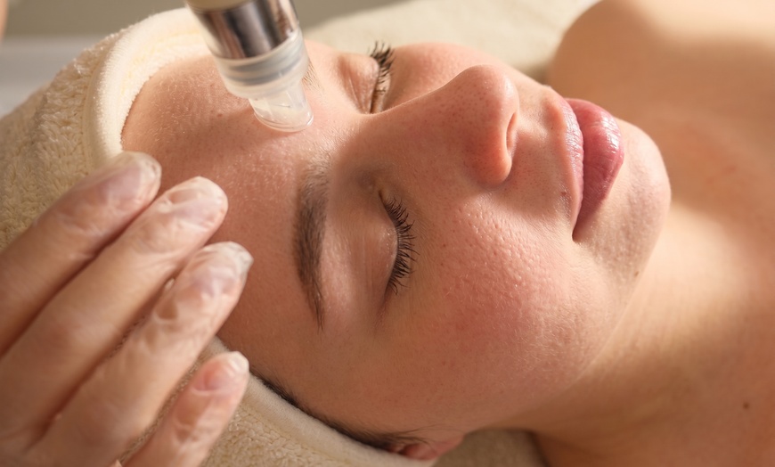 Image 5: Rejuvenating HydraFacial or Hollywood Peel with LED & Massage