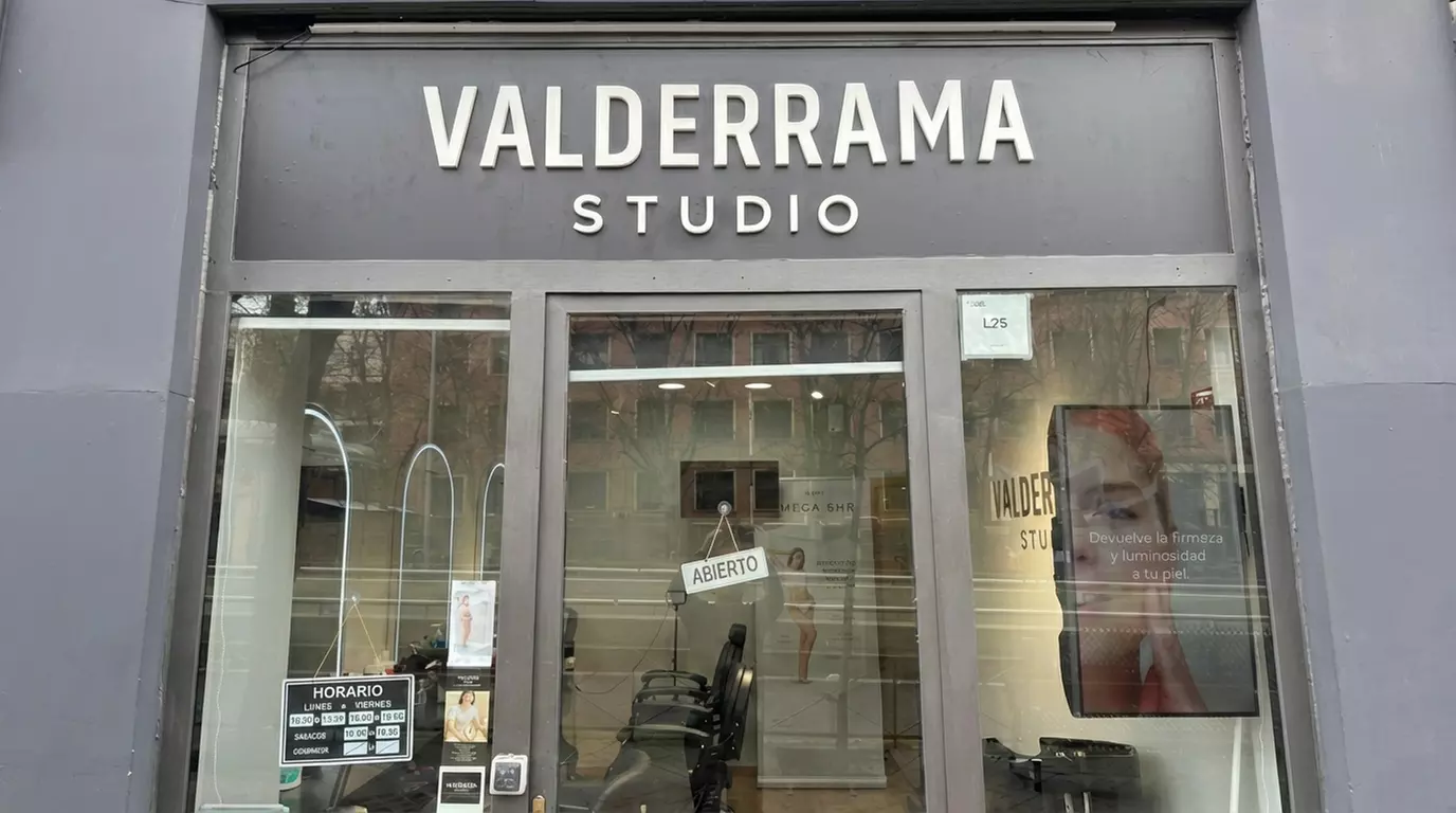 Sesión de corte de caballero con bebida de cortesía, peinado y opción a barba para 1, ahorra hasta un 29% - Second Medium