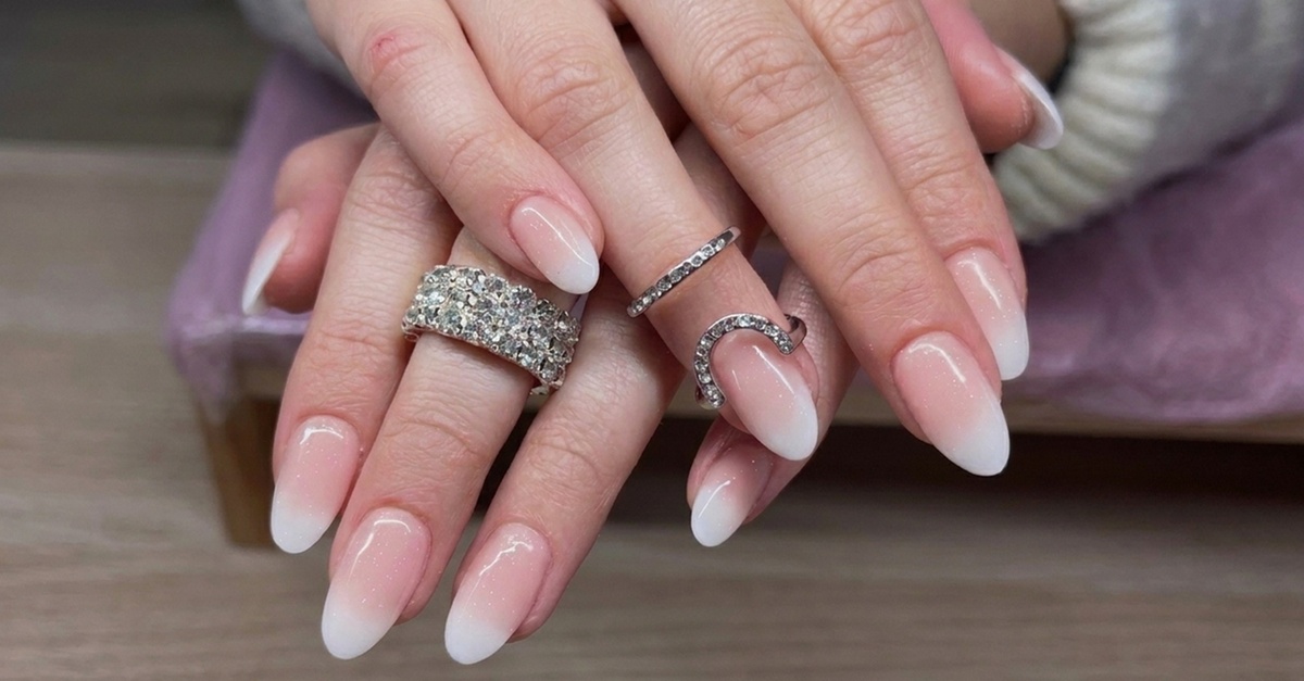 Manicura o uñas acrílicas con esmaltado semipermanente en Madrid