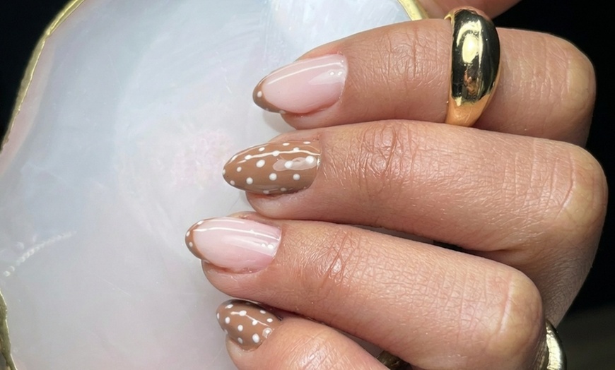 Image 4: Sesión de manicura semipermanente con opción a análisis capilar