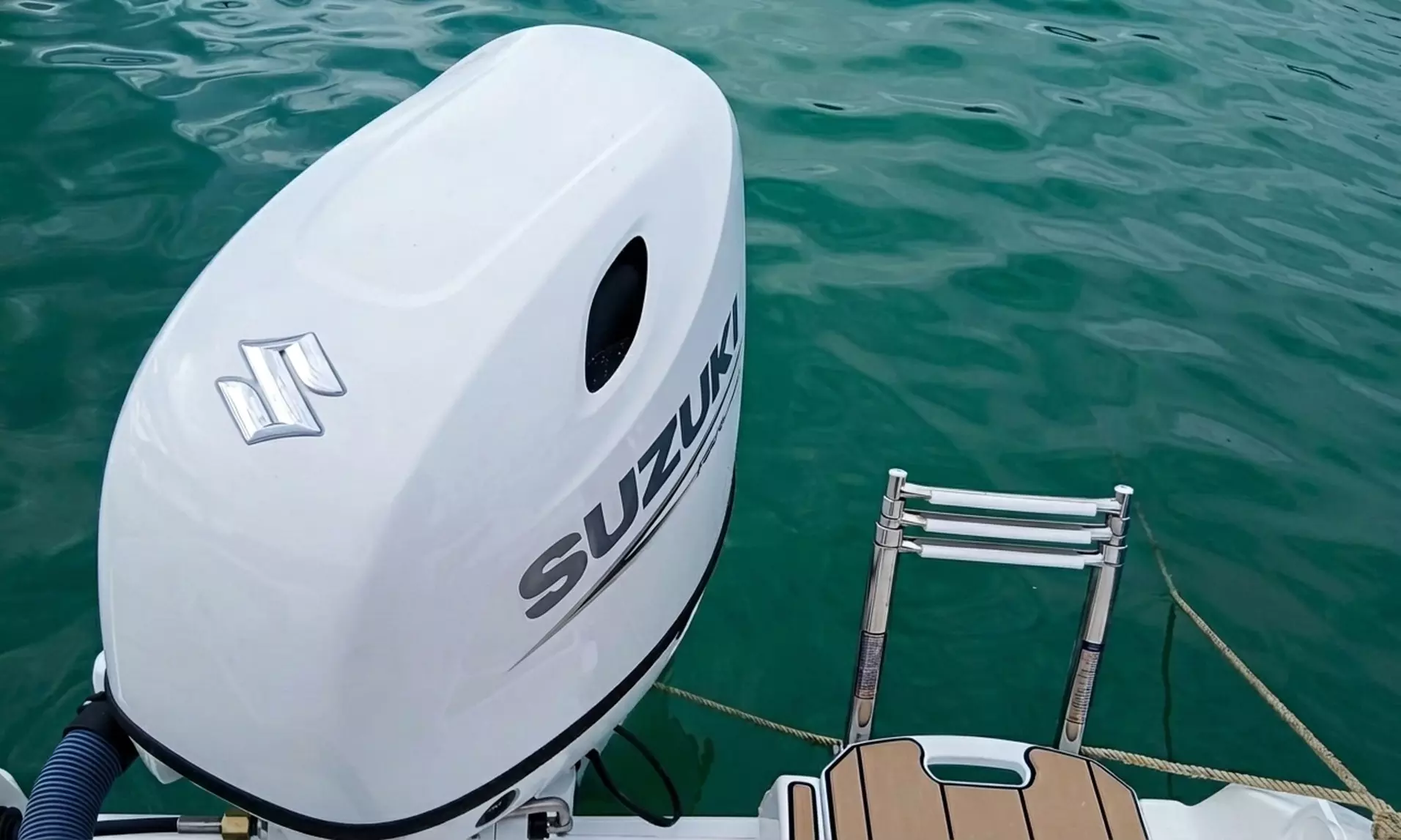 Alquiler de barco privado con licencia y tabla de wakeboard para 6 pax