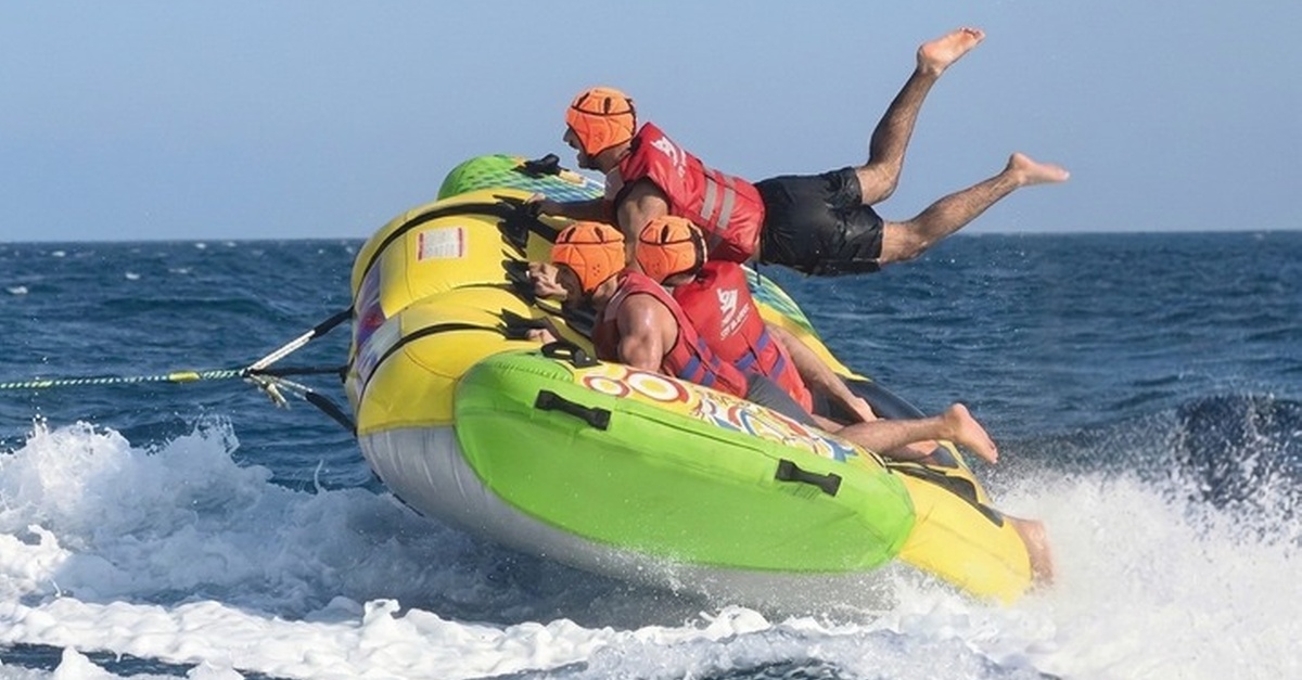Experiencia de banana boat o sofá acuático en Estepona, Málaga