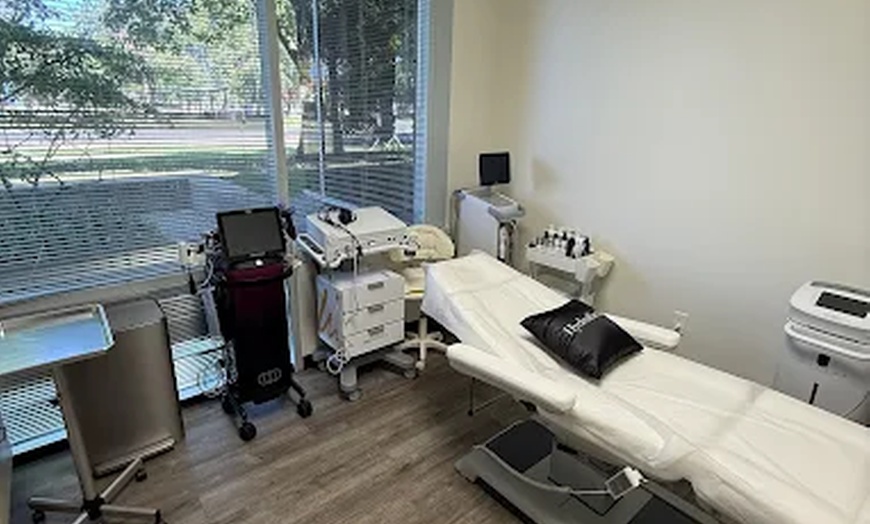 Image 5: Refresh with 20, 40, or 60 Units of Botox