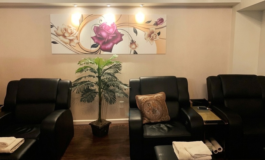 Image 3: Unwind Together with a 60- or 90-Minute Couples Massage