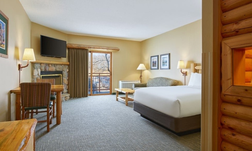 Image 21: Great Wolf Lodge Kansas City Water Park Resort