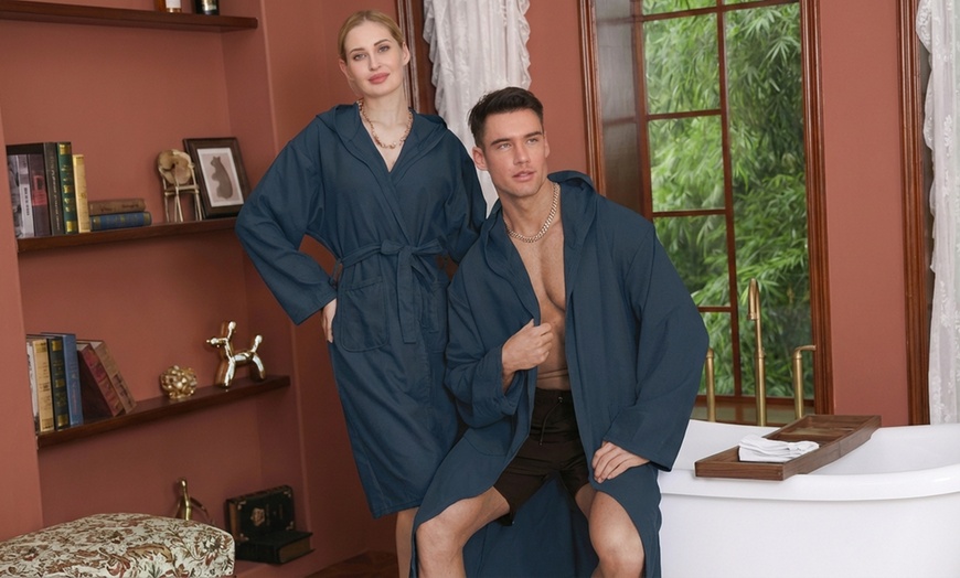 Image 11: Albornoz unisex con capucha de microfibra