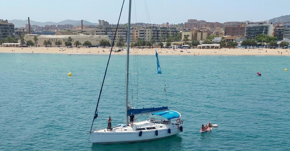Tour en barco por la costa de Barcelona con bebidas y aperitivos
