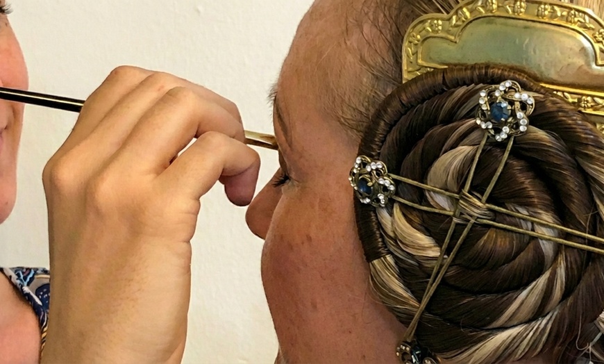 Image 5: Traje de faller@ por un día con sesión de fotos y degustación de vino