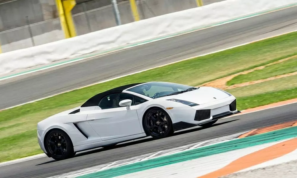 Conducción de 1 vuelta en circuito con un Lamborghini Gallardo o Huracán EVO para 1 persona, ahorra hasta 22% - Second Medium