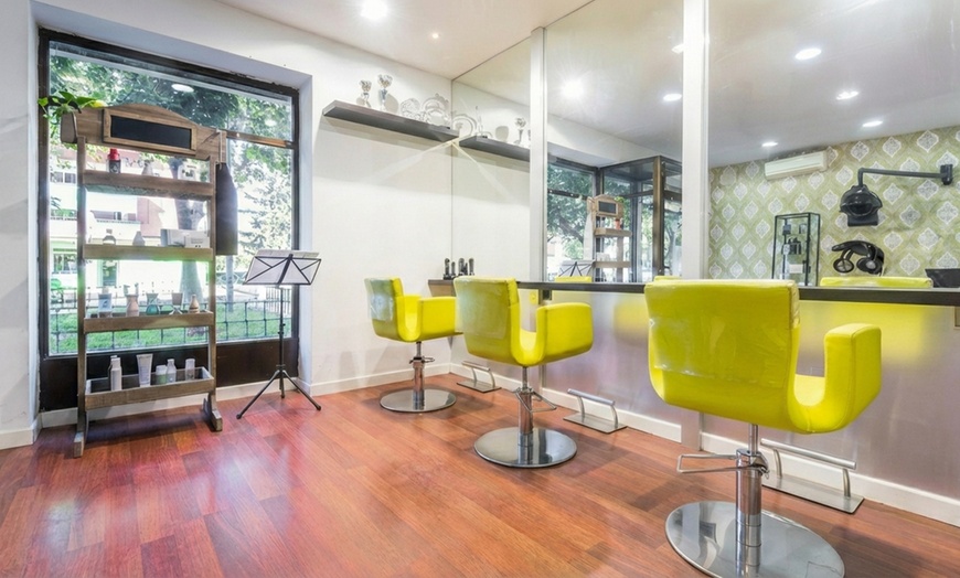 Image 2: Sesión de peluquería con tratamiento hidratante y opción a color