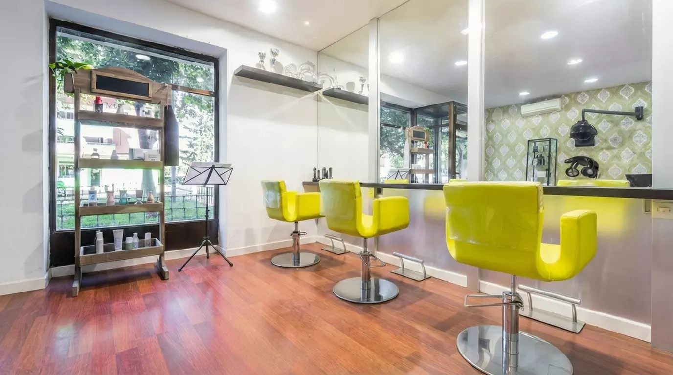 Sesión de peluquería con tratamiento hidratante y opción a color