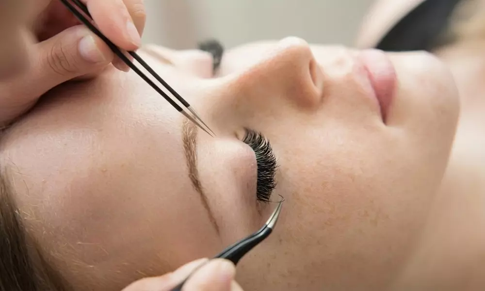 Extensiones de pestañas con acabado natural o volumen 3D