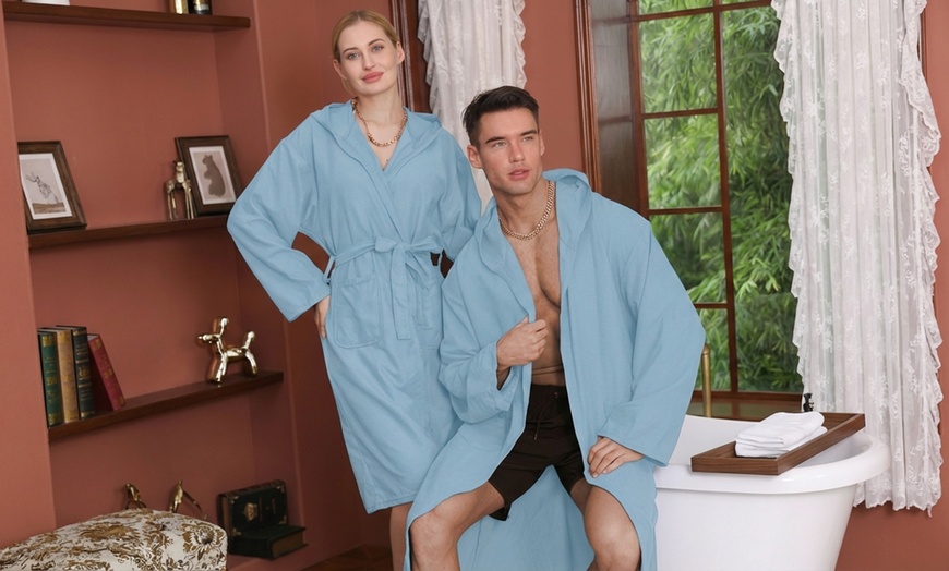 Image 8: Albornoz unisex con capucha de microfibra