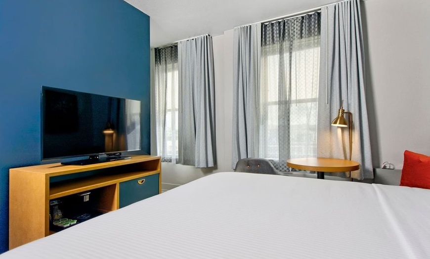 Image 16: San Francisco SoMa Hotel with Rooftop Pool Access