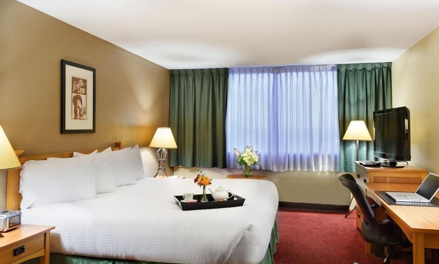 Image 17: Nashville Hotel with Pool, Live Music & Free Shuttle