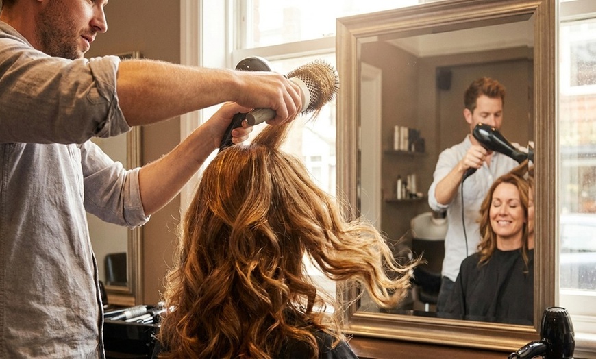 Image 4: Experience Luxurious Salon Ambiance and Cutting-Edge Hair Services