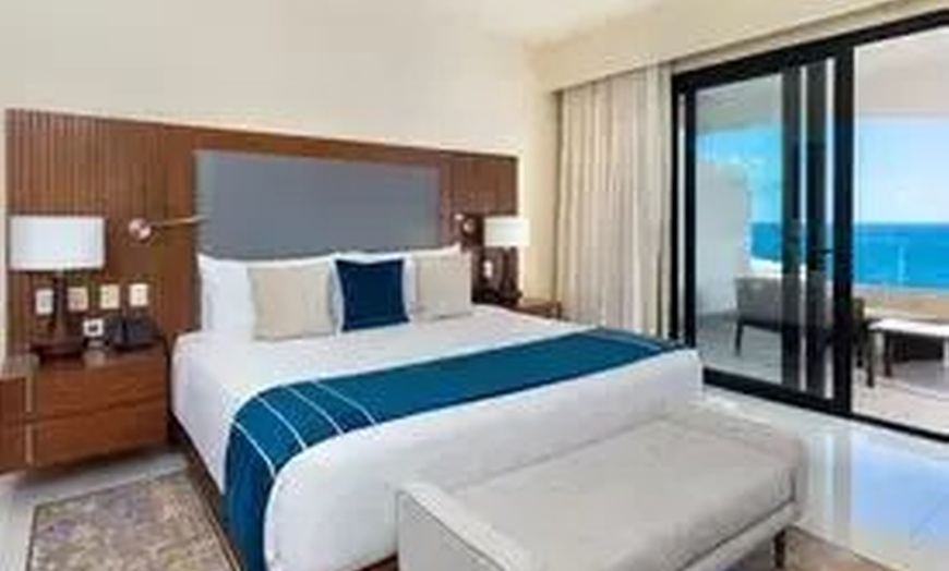Image 16: Los Cabos Beachfront Resort with Lazy River & Spa