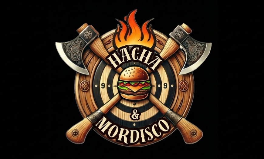 Image 6: Lanzamiento de hachas con opción a perrito caliente para 2, 3 o 4 pax.