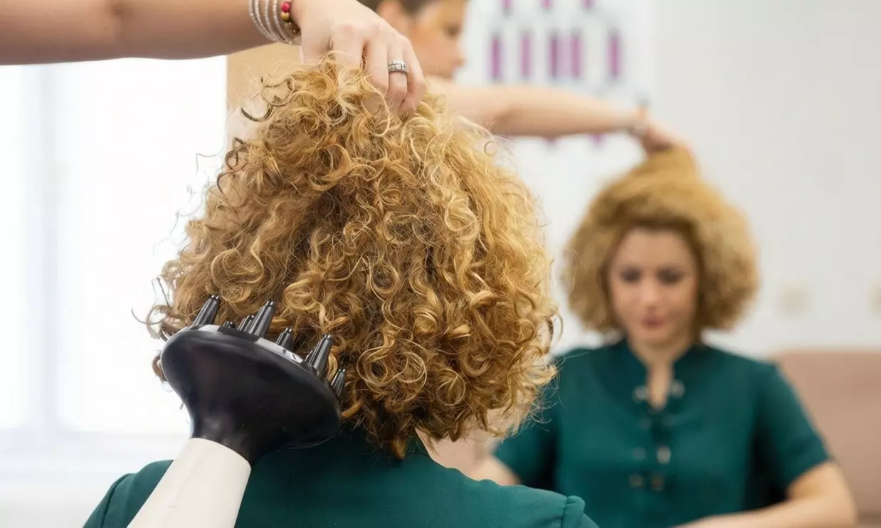 Sesión de peluquería con lavado, corte, secado y opción a color