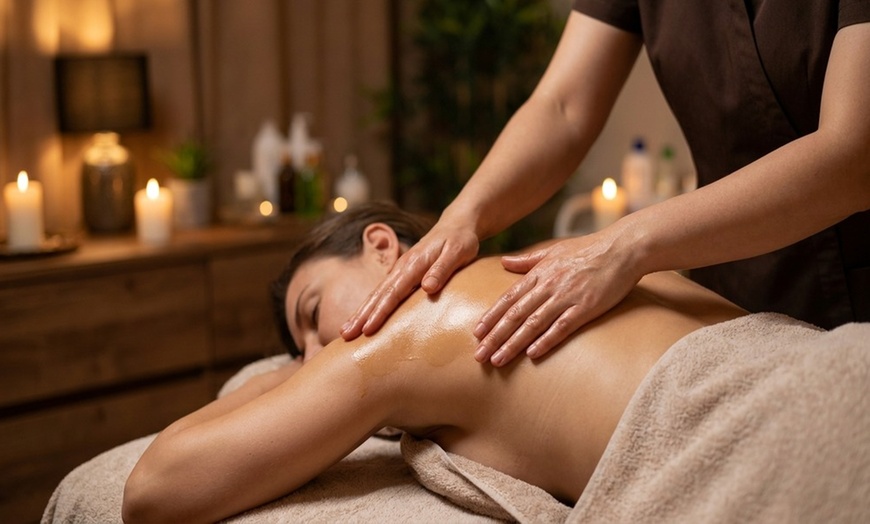 Image 5: Get 60-Min Couples/ Deluxe Massage with Hot Oil & Hot Towel Treatment 
