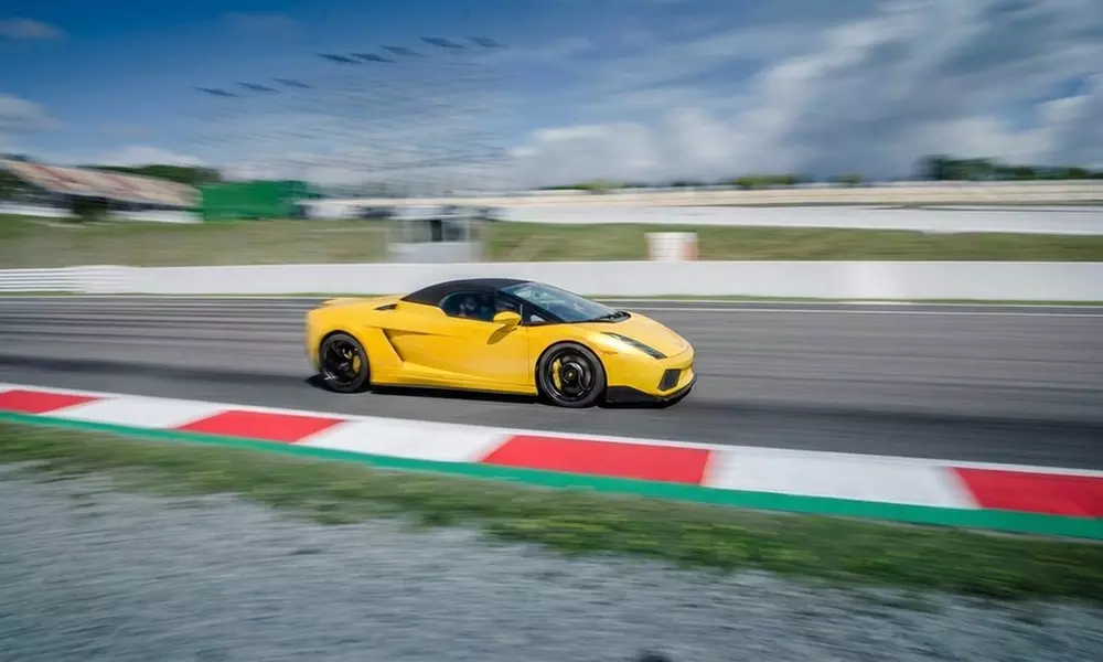 Conducción de 1 vuelta en circuito con un Lamborghini Gallardo o Huracán EVO para 1 persona, ahorra hasta 22% - Primary Image
