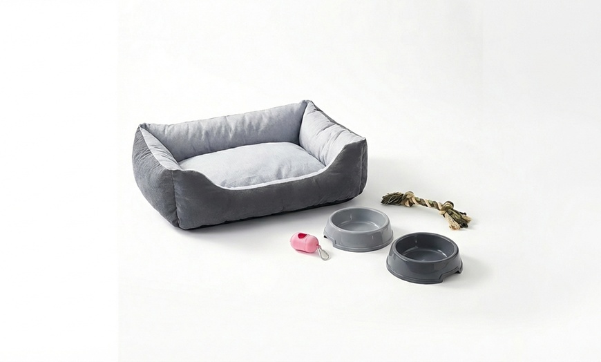 Image 5: Box cani con cuccia, ciotole, gioco e portasacchetti