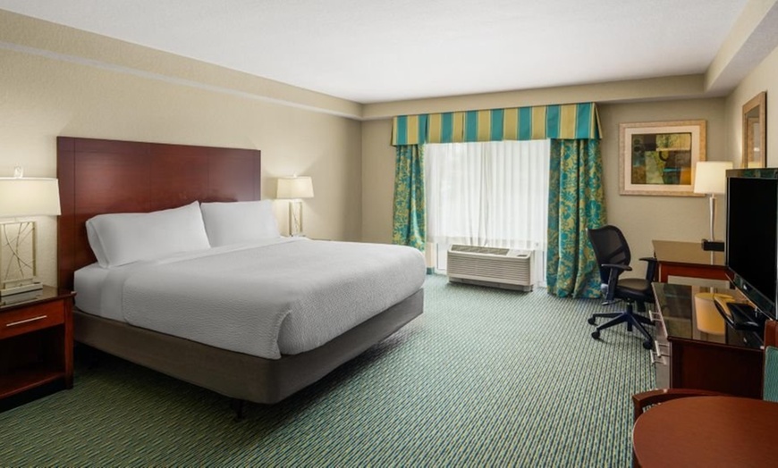 Image 11: Orlando Hotel Near Disney World with Free Park Shuttles