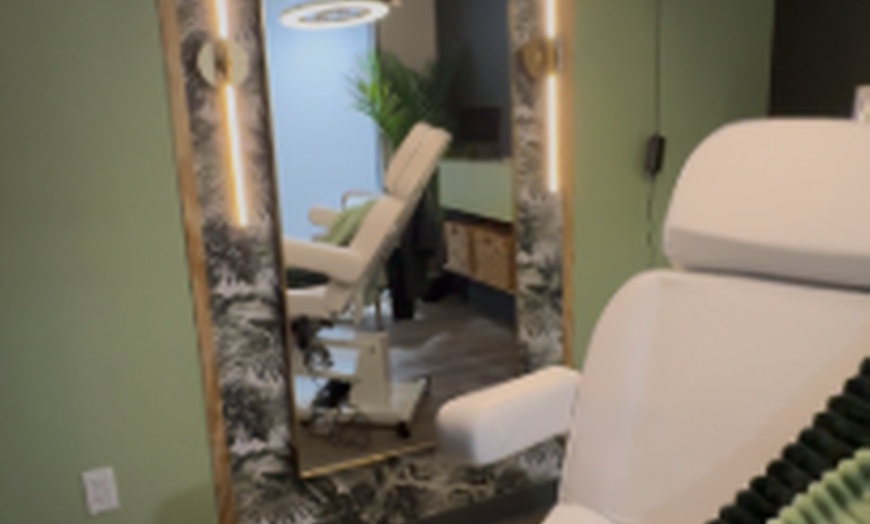Image 2: Enhance Your Natural Lashes w/ Professional Eyelash Tinting or Lifting
