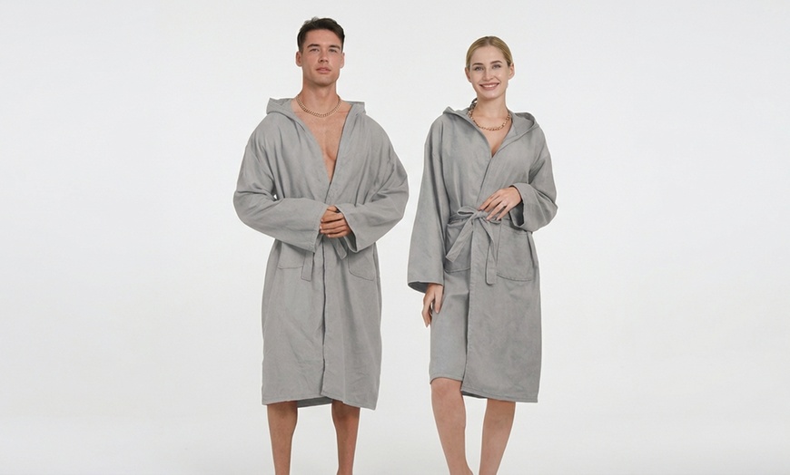 Image 4: Albornoz unisex con capucha de microfibra