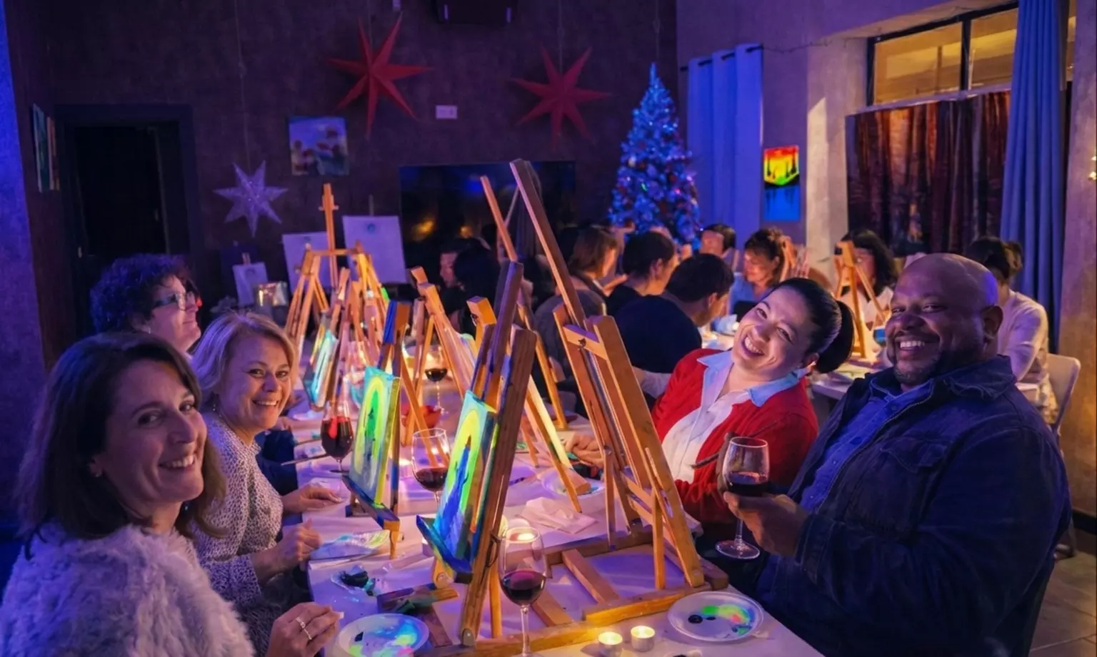 Experiencia creativa de pintura neón con vino ilimitado para 1 persona