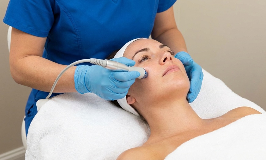 Image 2: 1 o 2 sesiones de microdermoabrasión con LED en Estética Esneda 54% 