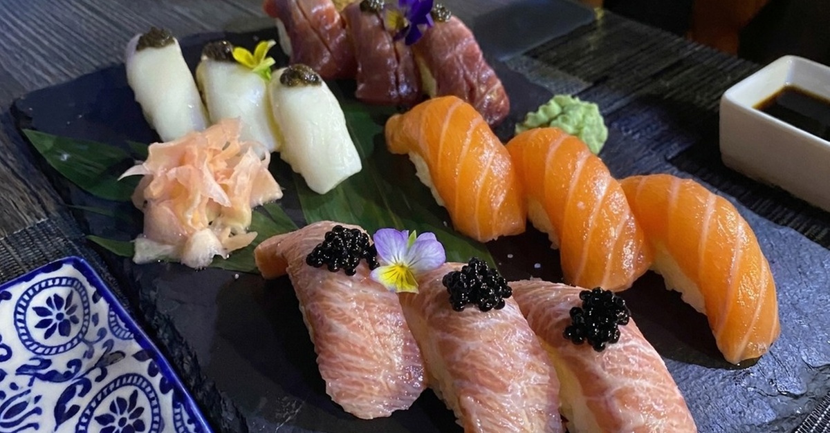 Menú de sushi con entrantes y postres para compartir en Málaga