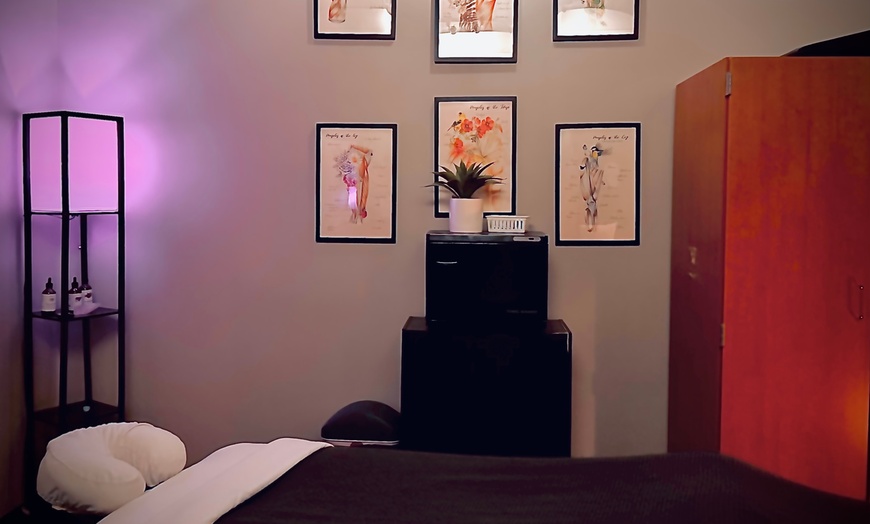 Image 2: Relaxing Swedish or Deep Tissue Massage with Aromatherapy & Hot Towels