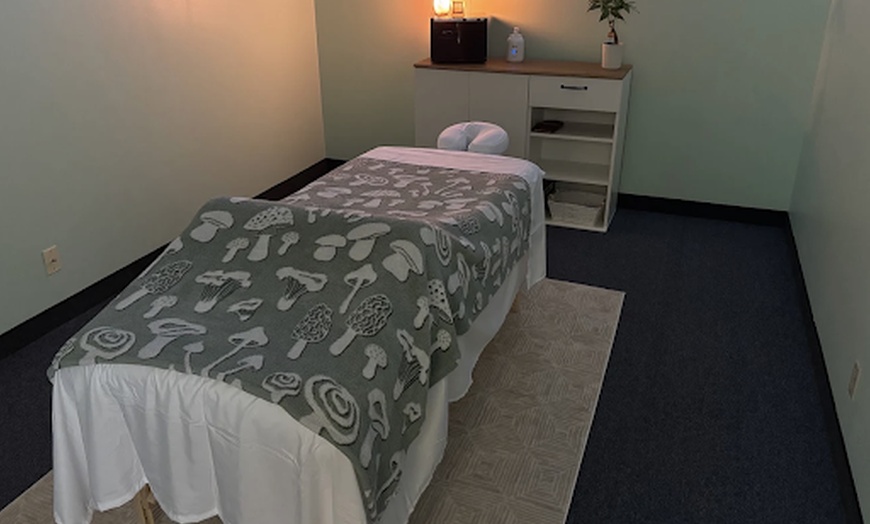 Image 4: Tailored Massage with Aromatherapy & Hot Stones for Deep Relaxation