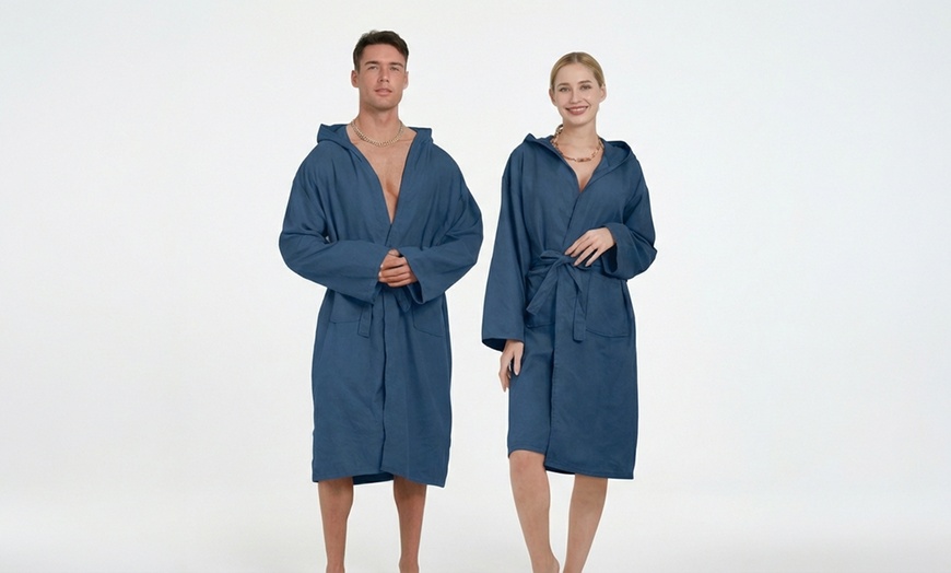 Image 13: Albornoz unisex con capucha de microfibra