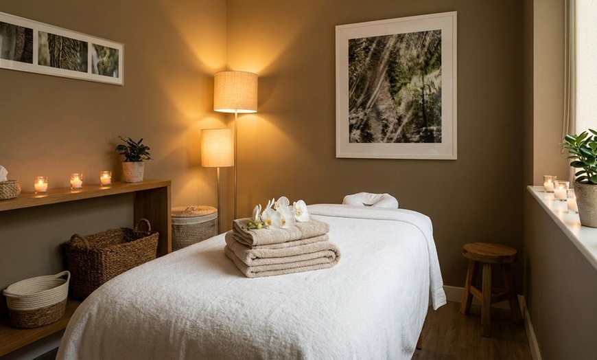 Image 3: Single or Couples 60-Min Deluxe Body Massage w/ Hot stone treatment 