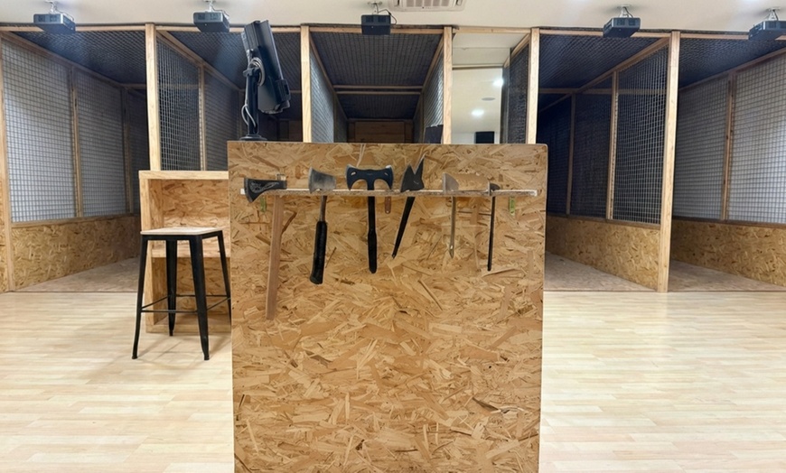 Image 3: Lanzamiento de hachas con opción a perrito caliente para 2, 3 o 4 pax.