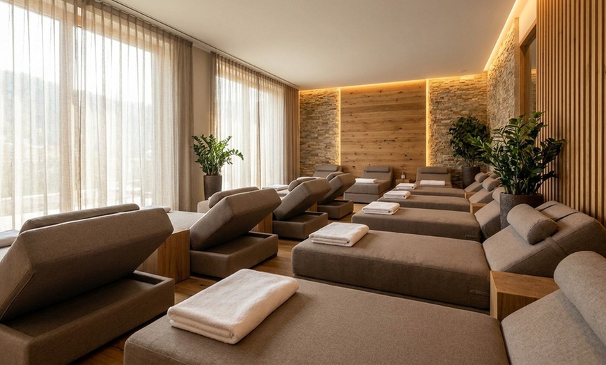 Image 2: Enjoy a Classic Massage, Signature Facial, with Bubbles