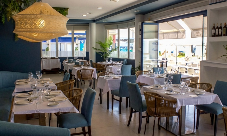 Image 3: Cata de 4 vinos con crujiente de queso frente al mar para 2 o 4 pax