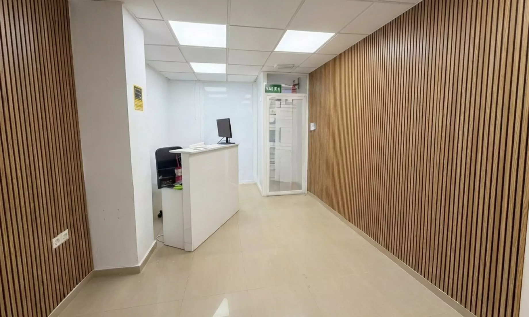 1 o 2 implantes de titanio con higiene bucal y radiografía panorámica